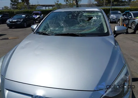 2019 Toyota Yaris Le z USA, uszkodzony, nr VIN 3MYDLBYV4KY526484